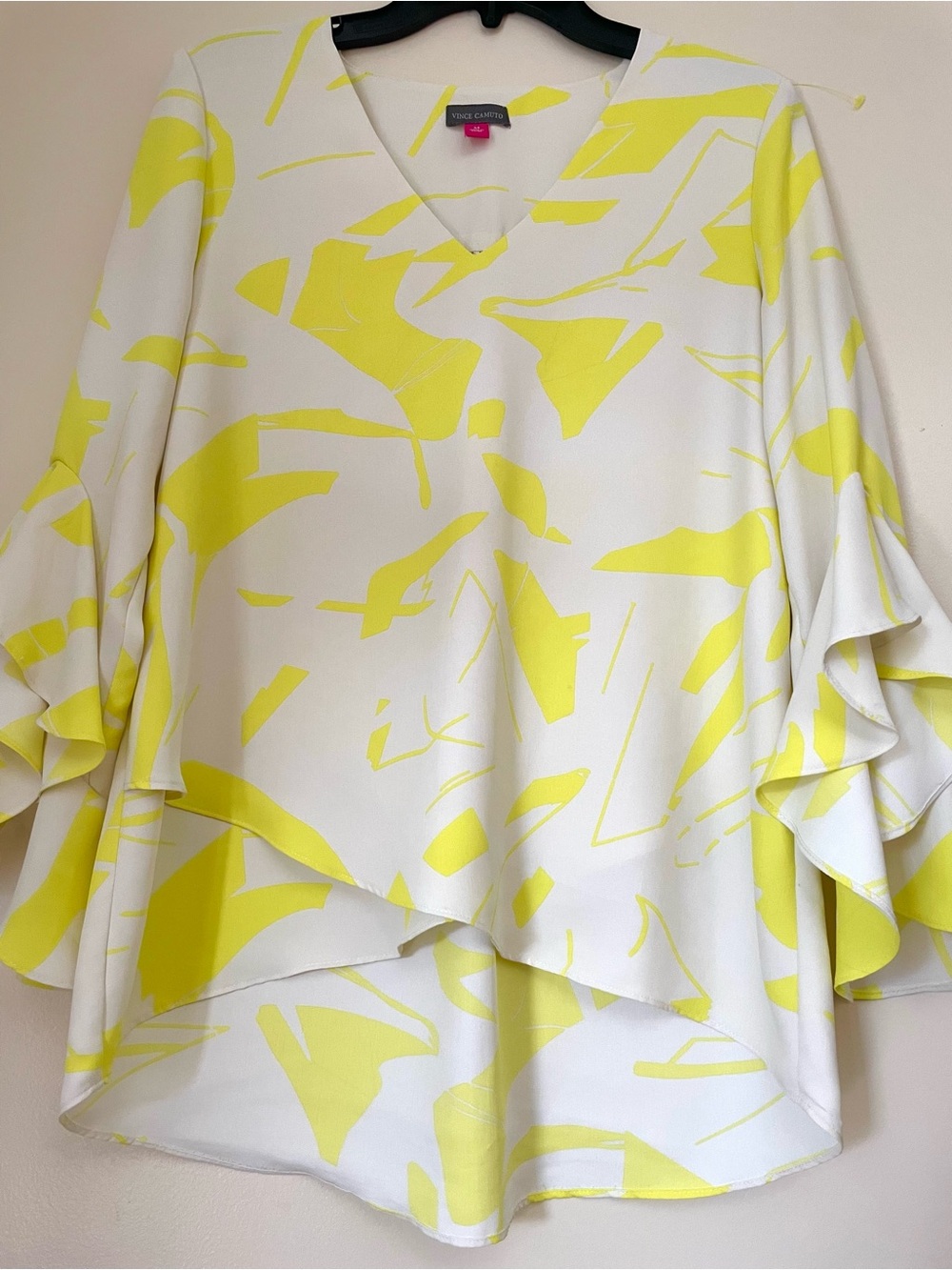VINCE CAMUTO 
Neon Green White 
V Neck 
Balloon Sleeve 
Sunshine Tunic 
M